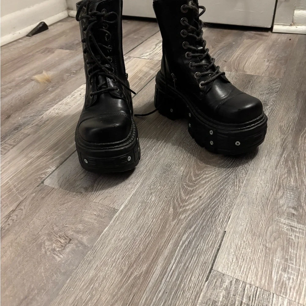 Black Platform Combat Boots - Women's Lace-Up Zipper Boot - Picture 3 of 6